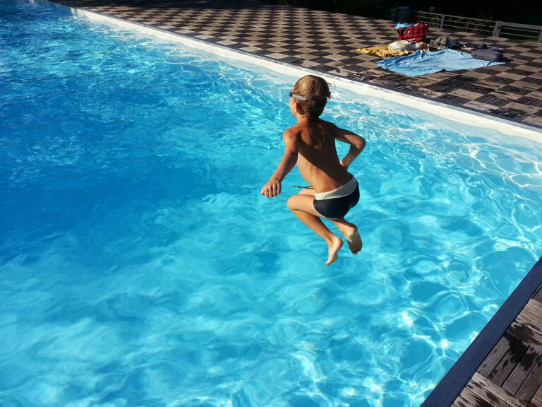Kind springt in Pool